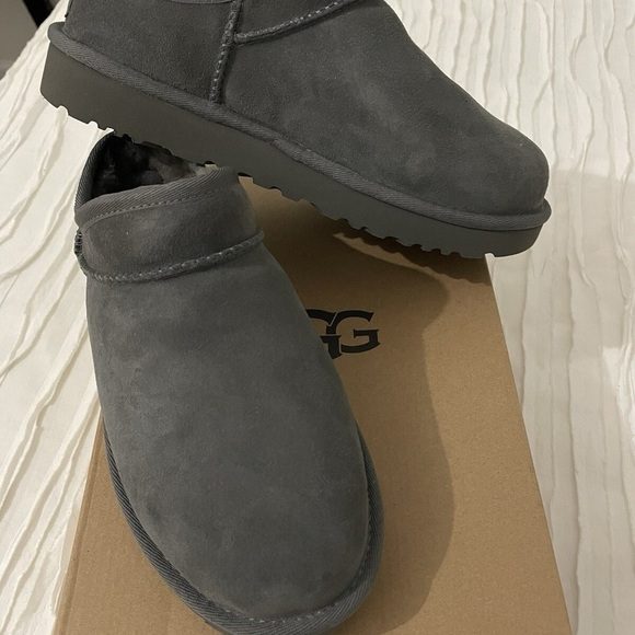 UGG Womenms Charcoal Suede Boots - Picture 1 of 6